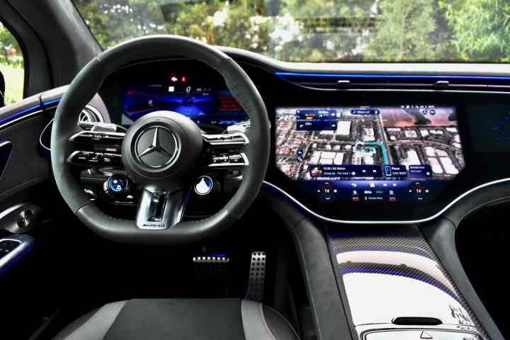 2024 Mercedes-AMG EQE SUV'nin içi.