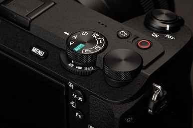 APS-C sensörlü amiral gemisi aynasız fotoğraf makinesi Sony a6700 tanıtıldı.  Sony a6600 ile aynı fiyat, ancak daha küçük ve yeni sensörlü