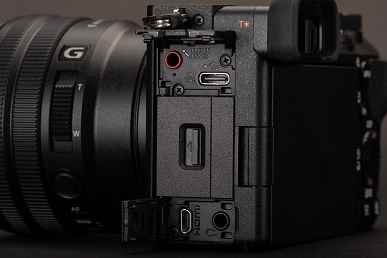 APS-C sensörlü amiral gemisi aynasız fotoğraf makinesi Sony a6700 tanıtıldı.  Sony a6600 ile aynı fiyat, ancak daha küçük ve yeni sensörlü