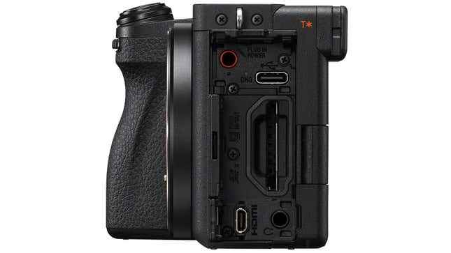 Sony A6700 dijital fotoğraf makinesinin yeniden konumlandırılan SD kart yuvasını gösteren yandan bir görüntüsü.