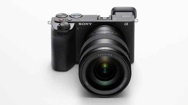 Beyaz zemin üzerinde Sony A6700 dijital kamera.