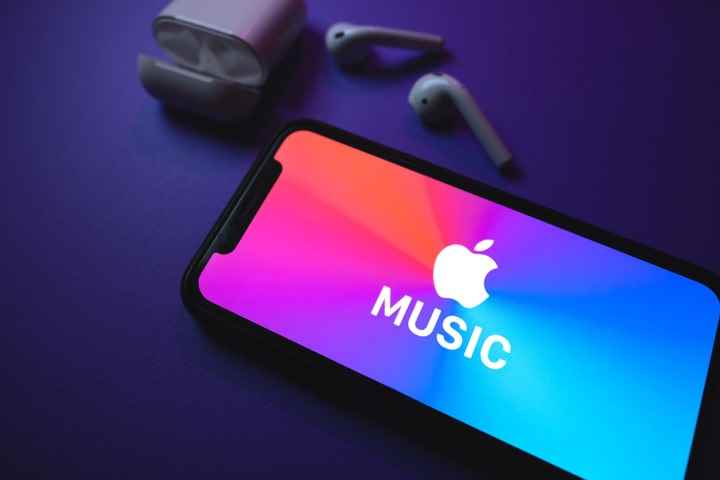 Akıllı telefonda Apple Music logosu.