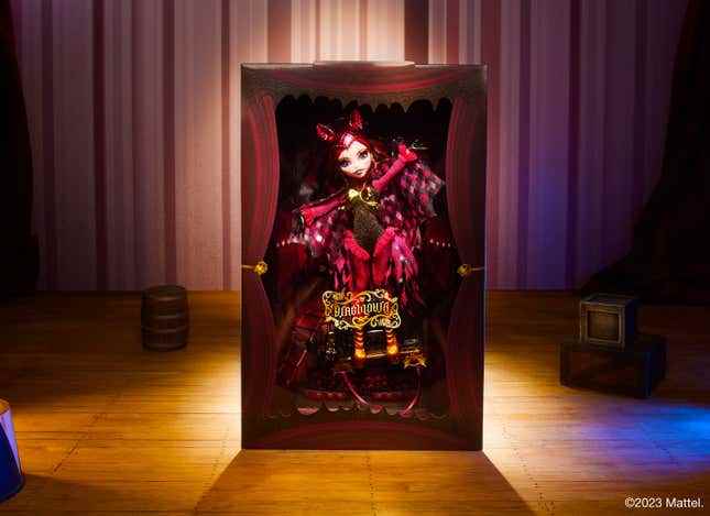 Monster High, Mattel'in '12 Days of Fandom' için Ghoulish Glam Sunuyor başlıklı makale için resim