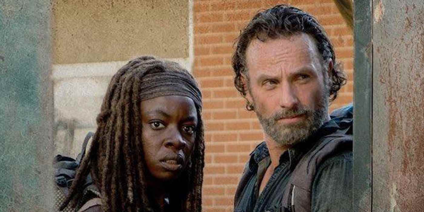 The Walking Dead'de Rick ve Michonne duvarın arkasına saklanıyor