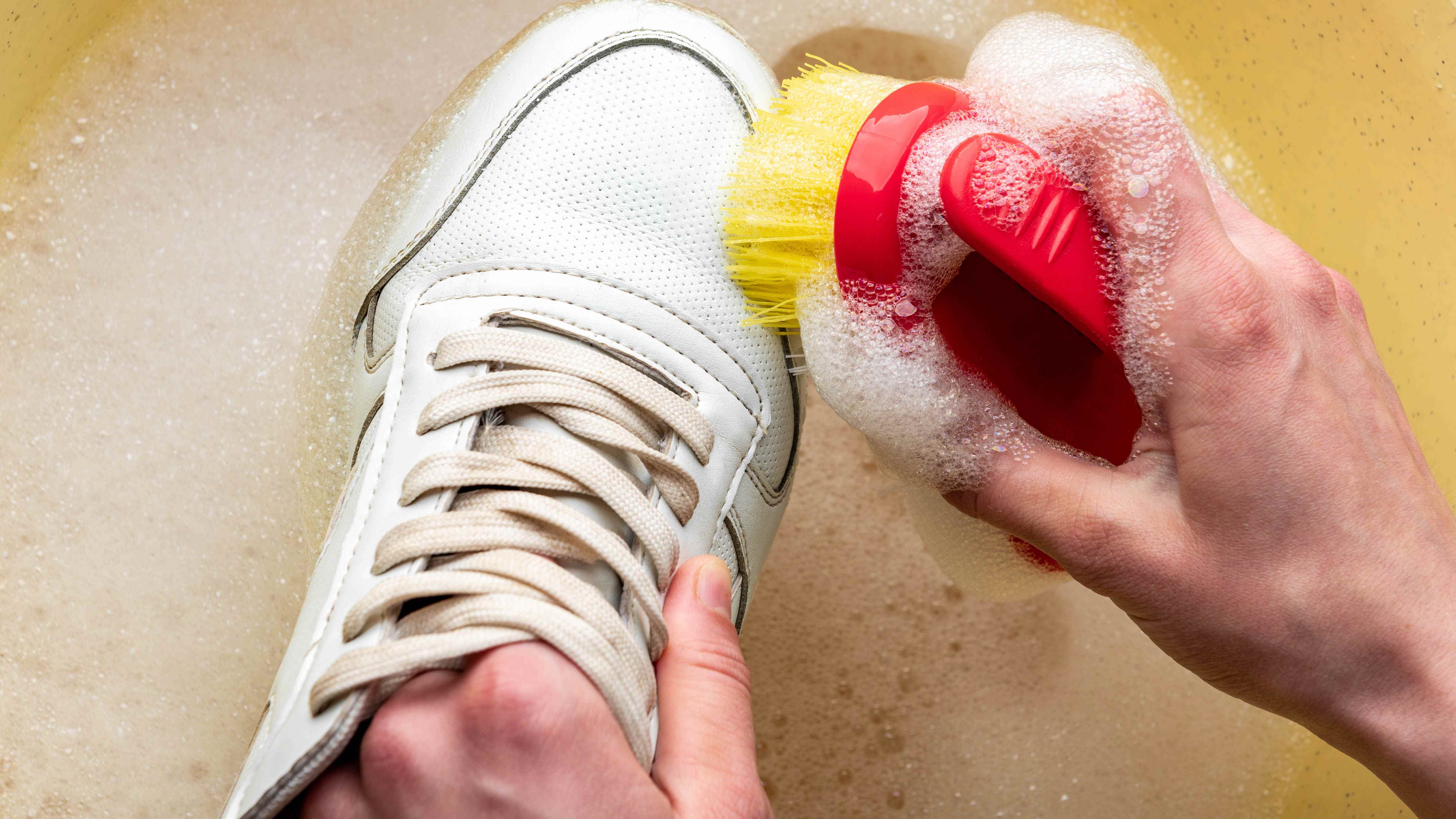 Sabunlu suda spor ayakkabı temizliği