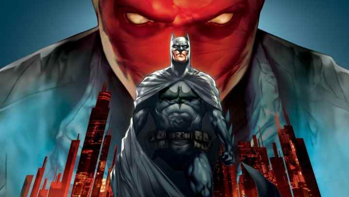 Batman, Gotham'la ayakta duruyor ve Red Hood yukarıda beliriyor.