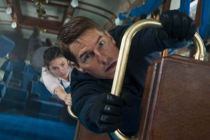 Hayley Atwell ve Tom Cruise, Mission: Impossible - Dead Reckoning Part One'da bir tren vagonunda tehlikeli bir şekilde takılıyor.