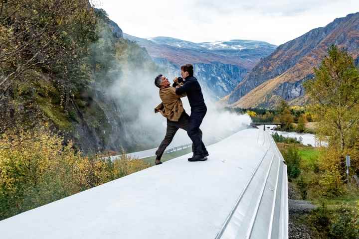 Esai Morales ve Tom Cruise, Mission: Impossible - Dead Reckoning Part One'da bir trenin tepesinde kavga ediyor.