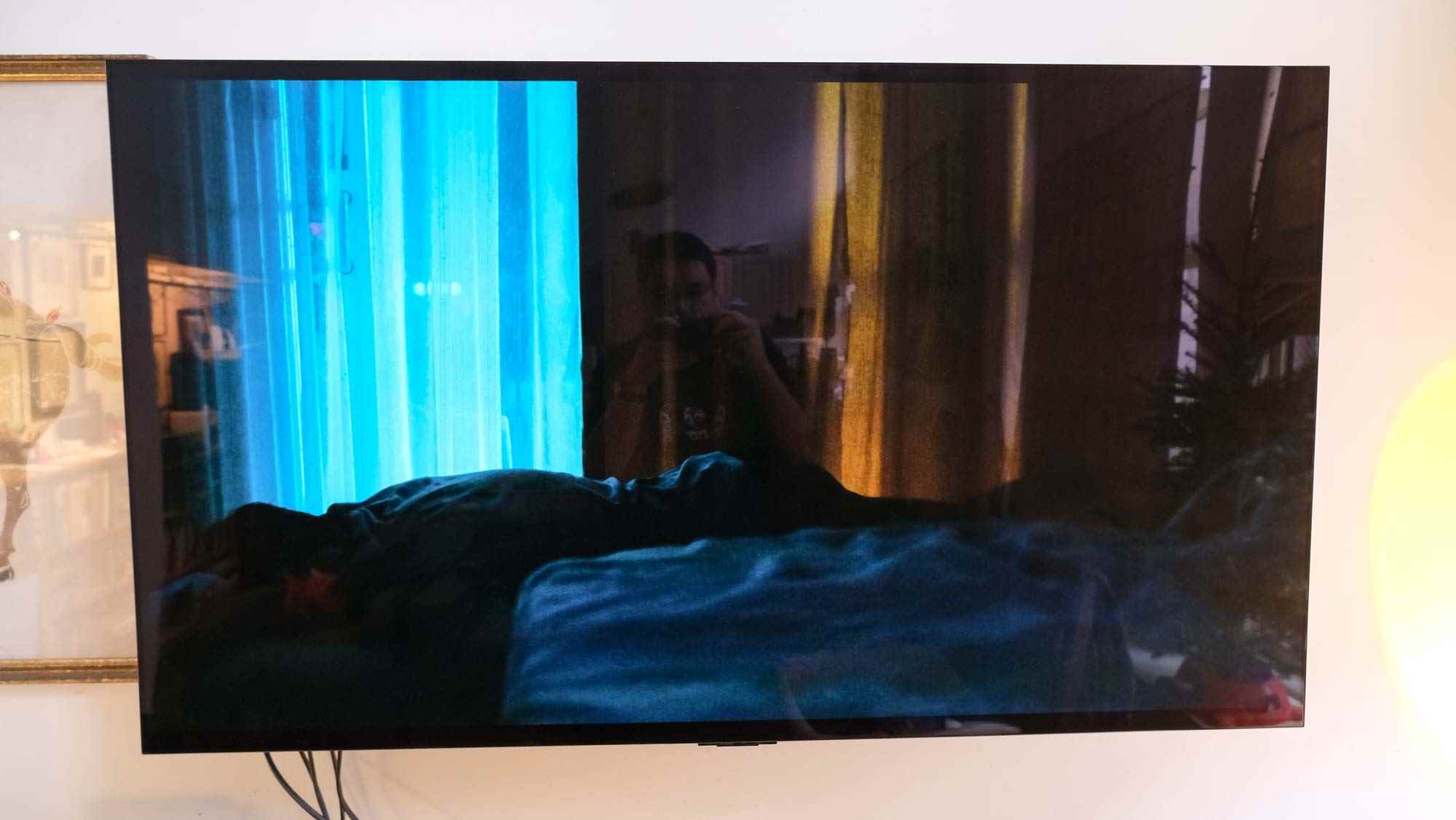 LG C2 OLED TV'de Aftersun filmi gösterilirken ekranın sağ tarafında parlama var