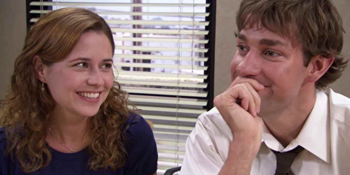 Pam ve Jim, The Office'te birlikte kıkırdayarak ve gülümseyerek