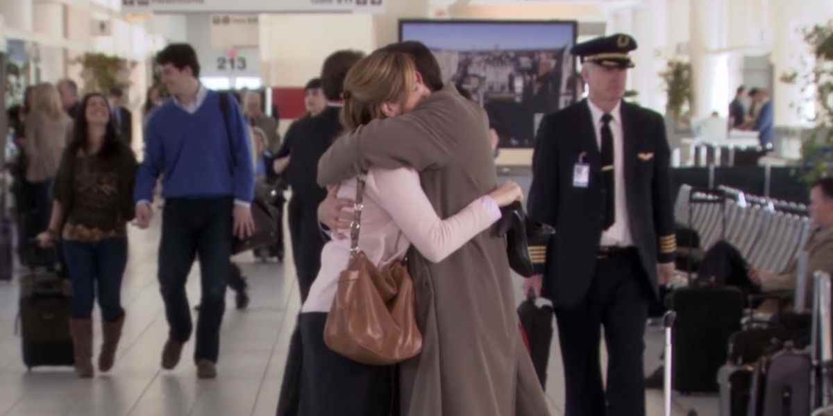 Michael ve Pam, The Office'teki havaalanında kucaklaşıyor