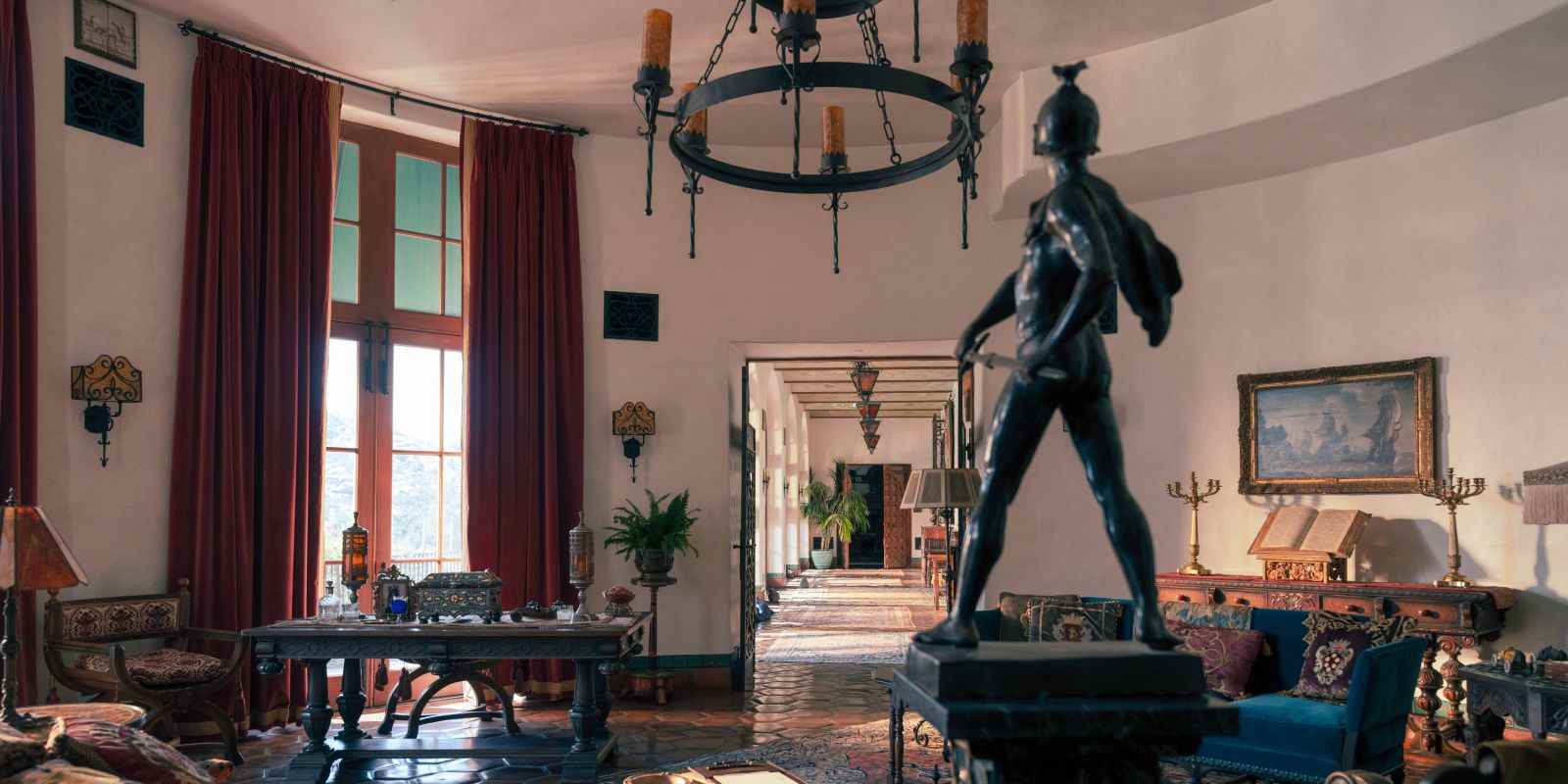 Bu görüntü, Jack Conrad'ın gösterişli heykeller ve mobilyalarla dolu malikanesini göstermektedir.