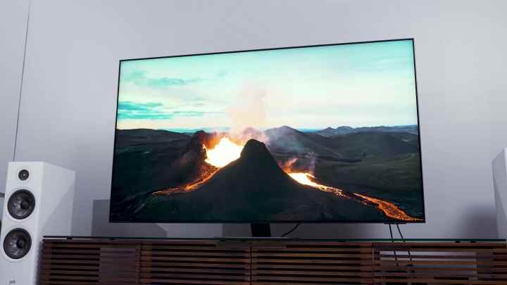Samsung QN90C'de gökyüzüne karşı patlayan bir volkan ve alacakaranlık. 
