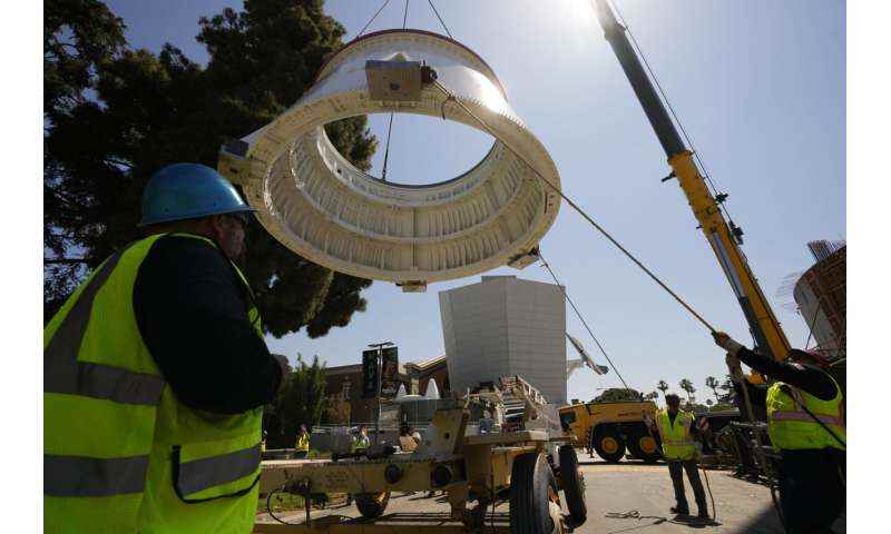 California Bilim Merkezi, Uzay Mekiği Endeavour'u dikey olarak sergilemek için karmaşık bir süreç başlatıyor