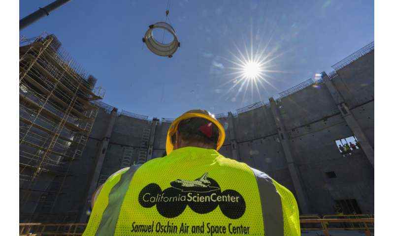 California Bilim Merkezi, Uzay Mekiği Endeavour'u dikey olarak sergilemek için karmaşık bir süreç başlatıyor