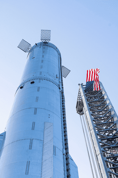 SpaceX, bir sonraki fırlatma öncesinde piste devasa yeni bir Starship Super Heavy roketi fırlattı: fotoğraflar ve video