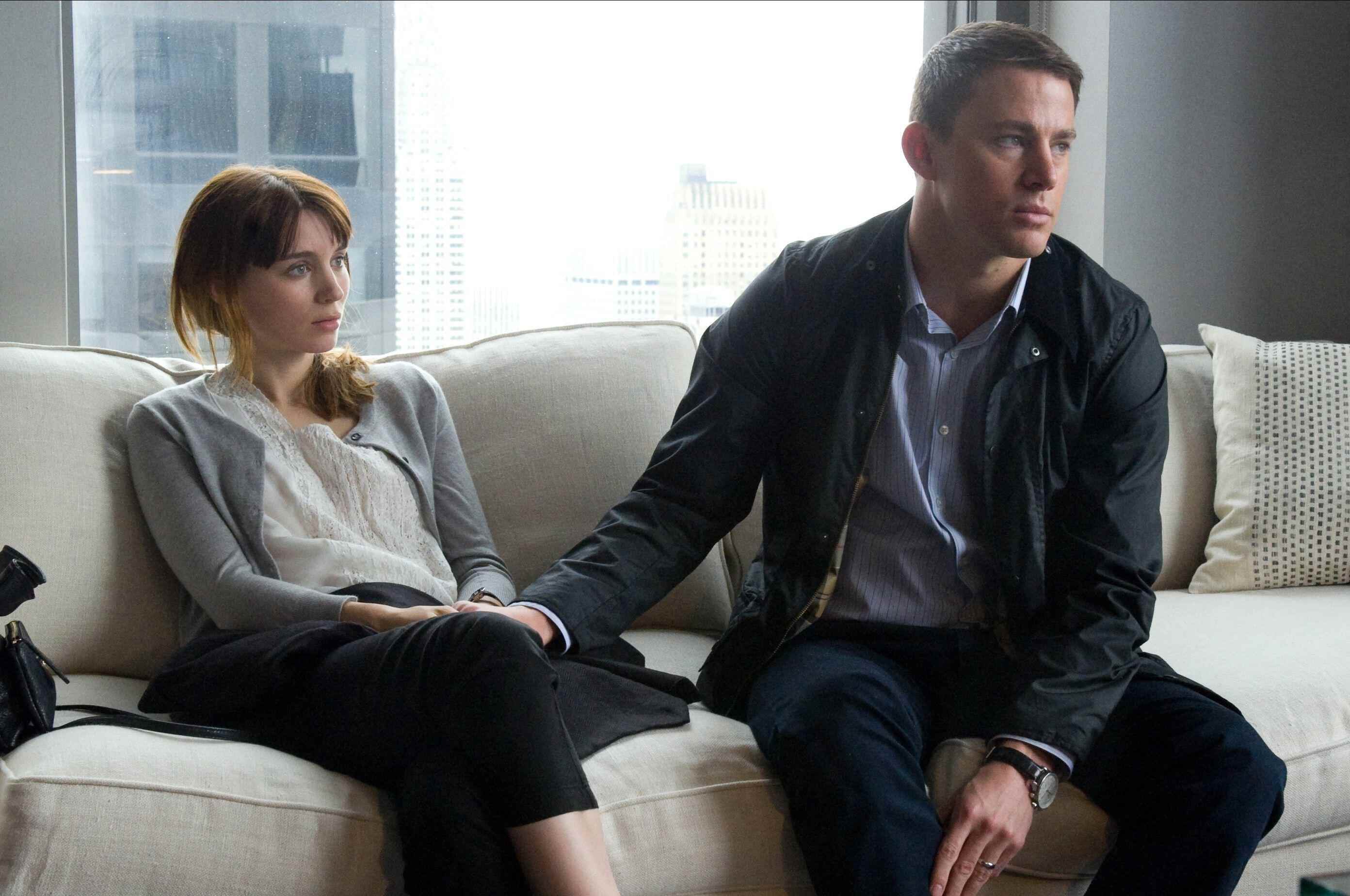 Emily Taylor (Rooney Mara) ve Martin Taylor (Channing Tatum) Side Effects'te el ele tutuşarak bir kanepede oturuyorlar.