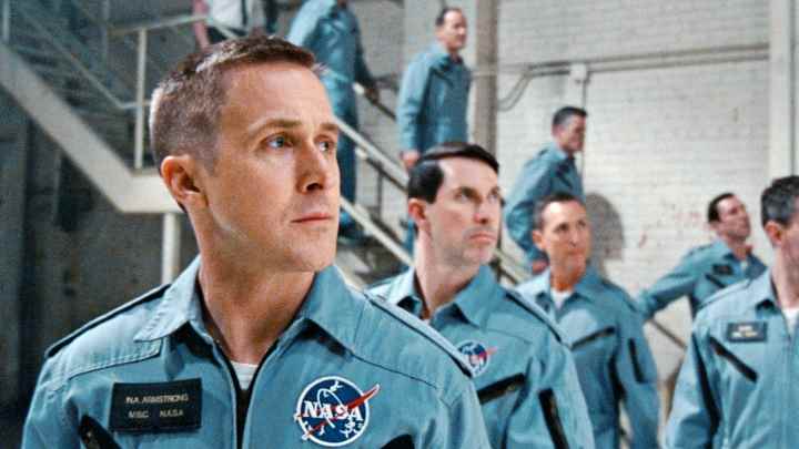 Ryan Gosling liderliğindeki bir grup astronot uzaklara bakıyor.