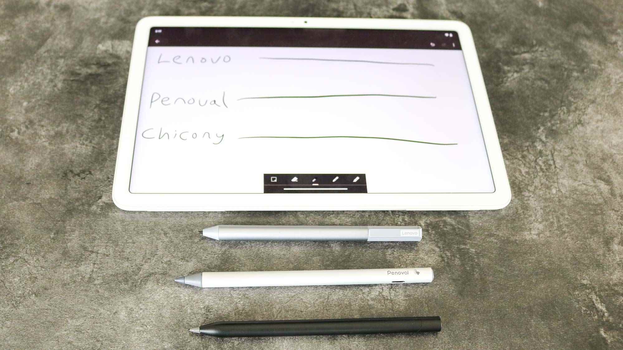 Pixel Tablet ile üç ekran kalemi kullanılarak yapılan çizgi çizme testlerini gösteren bir resim