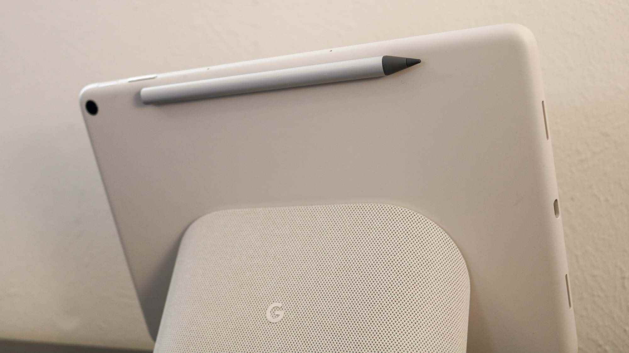 Pixel Tablet'in arkasına manyetik olarak takılan bir ekran kalemi