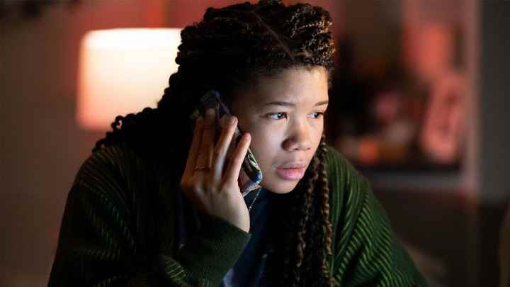 Storm Reid, Kayıp'ta kafasına bir telefon tutuyor.