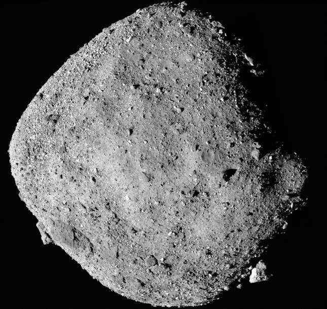 OSIRIS-REx tarafından görüldüğü şekliyle tepe şeklindeki asteroit Bennu'nun mozaik görüntüsü.