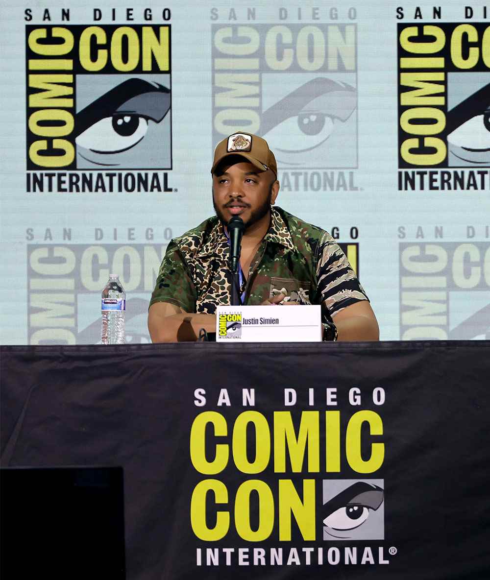 Justin Simien, 21 Temmuz 2023'te San Diego, California'da San Diego Kongre Merkezi'nde düzenlenen 2023 Comic-Con International: San Diego'da Collider: Director On Directing panelinde sahnede konuşuyor.