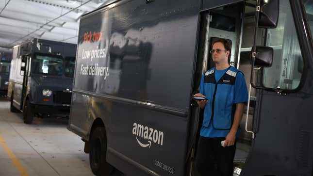 Bir Amazon sürücüsü, 28 Kasım 2022'de Georgia, Alpharetta'daki bir Amazon teslimat istasyonunda kamyonunu doldurmak için bekliyor.