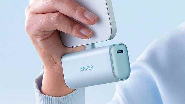 Anker Nano Güç Bankası, bir iPhone'un altına takılan bebek mavisi bir kaplamaya sahiptir.