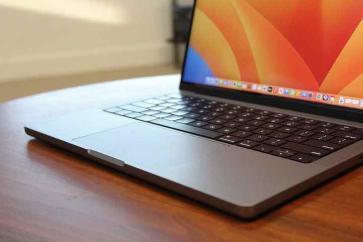 MacBook Pro 14 inç'in klavyesi ve izleme dörtgeni.