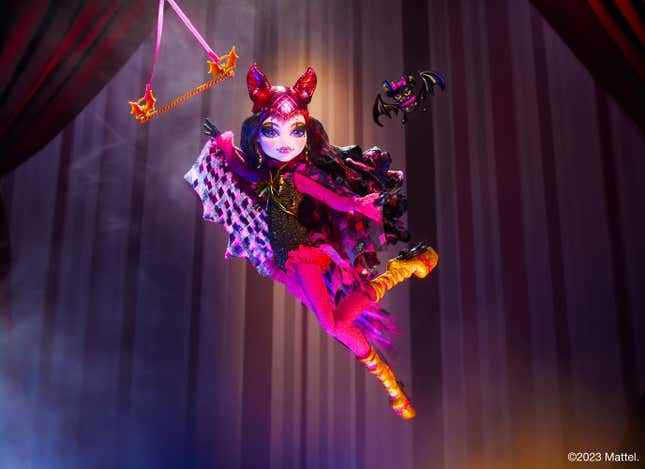 Monster High, Mattel'in '12 Days of Fandom' için Ghoulish Glam Sunuyor başlıklı makale için resim