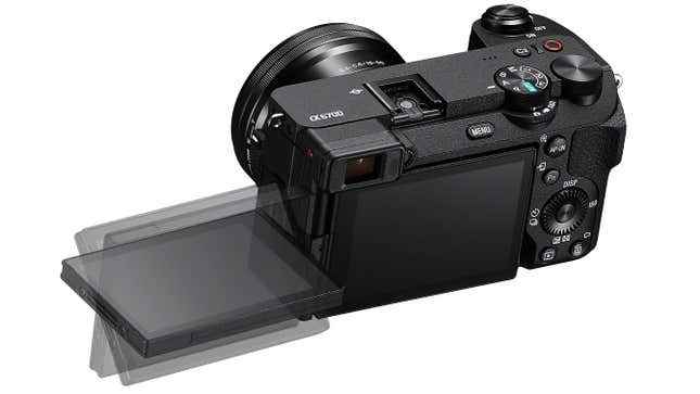 Beyaz zemin üzerine genişletilmiş değişken açılı LCD ekranıyla Sony A6700 dijital fotoğraf makinesi.