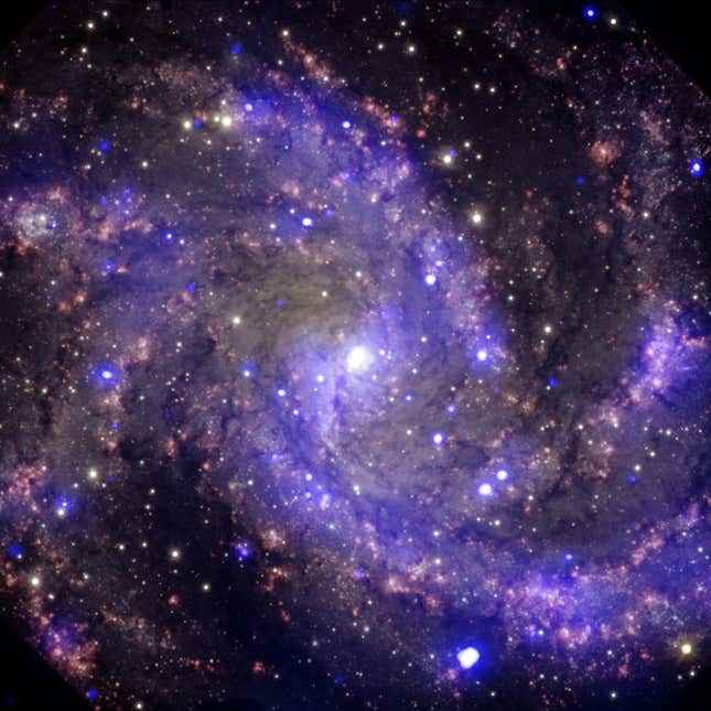 Chandra X-Ray Gözlemevi tarafından görüldüğü şekliyle Havai Fişek Gökadası.