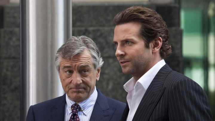 Robert De Niro ve Bradley Cooper yan yana durup Limitless'a bakıyorlar.