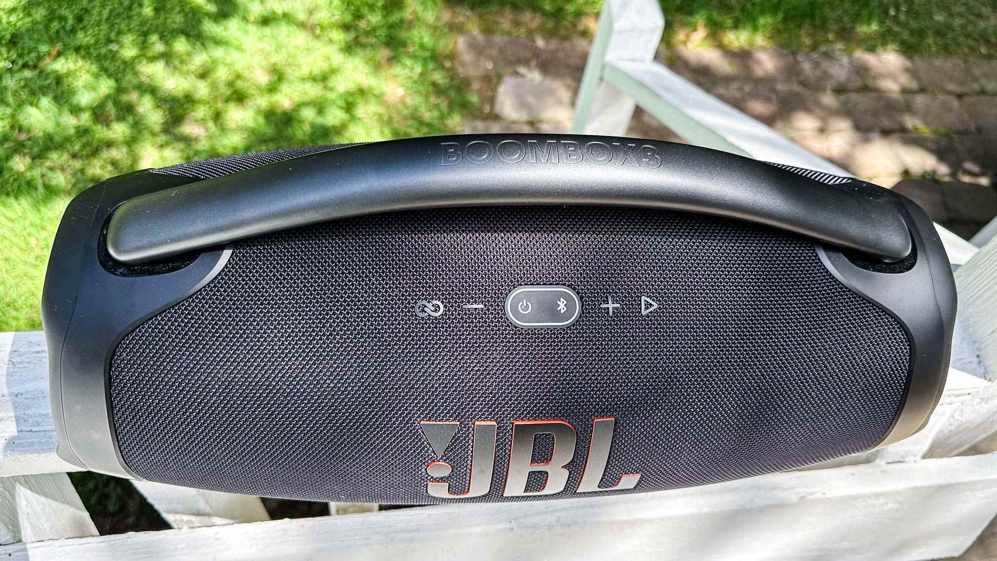 Kontrolleri gösteren JBL Boombox 3