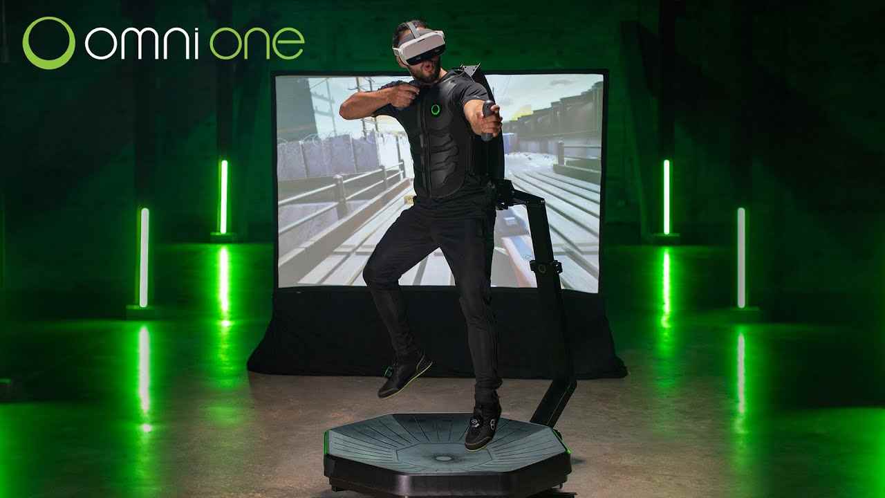 Omni One VR koşu bandında koşuşturan bir VR oynatıcı