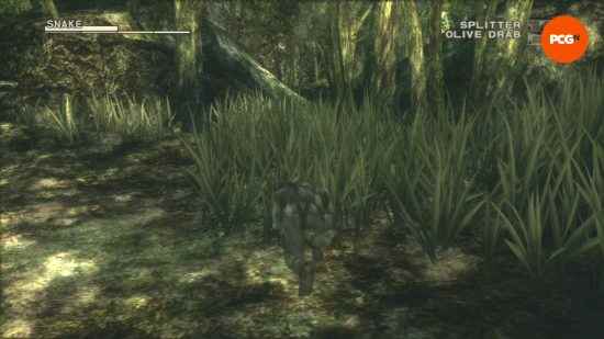 Metal Gear Solid: Snake, kamuflaj giysisiyle çimlerin arasında saklanıyor.