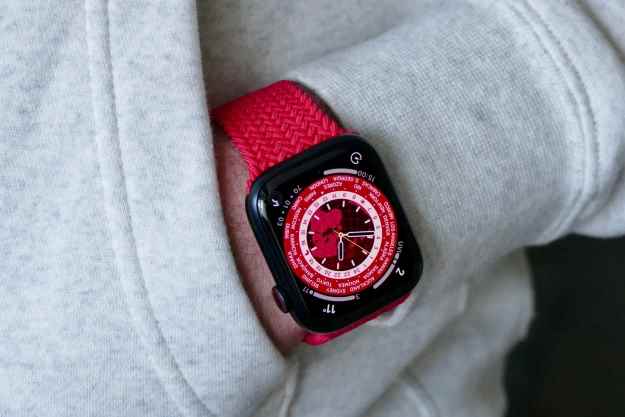 Bilekte Apple Watch Series 7.