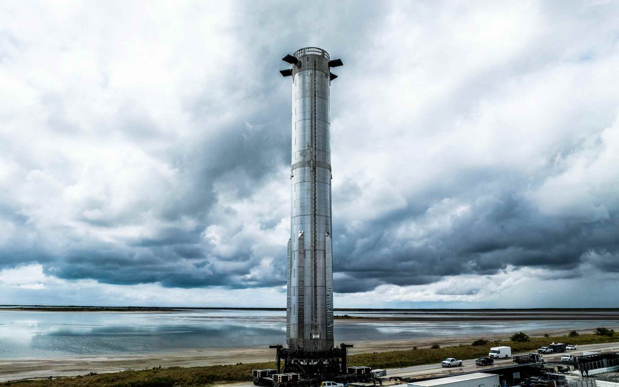SpaceX'in Süper Ağır aracı, test öncesinde fırlatma rampasında.