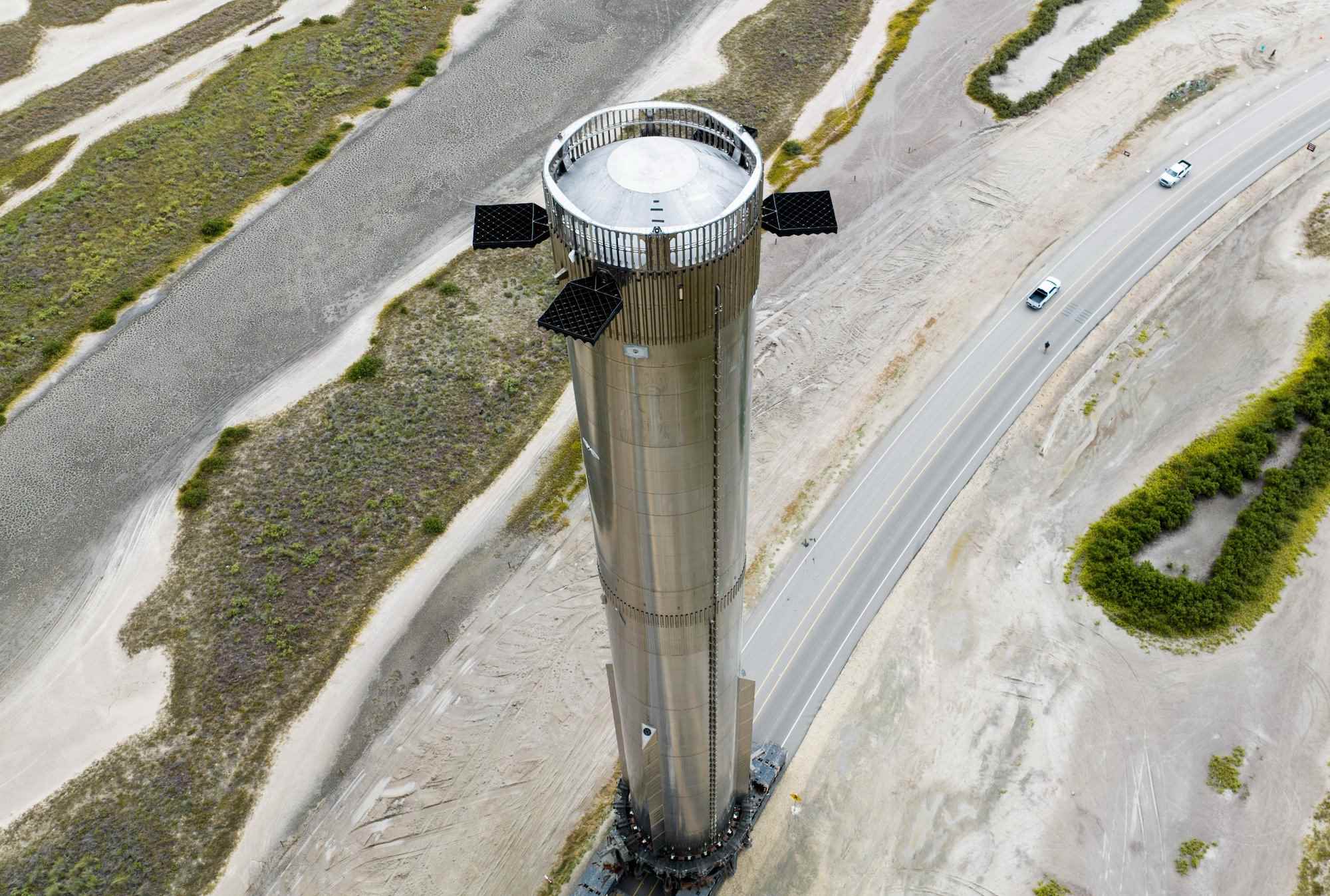 SpaceX'in Süper Ağır aracı, test öncesinde fırlatma rampasında.