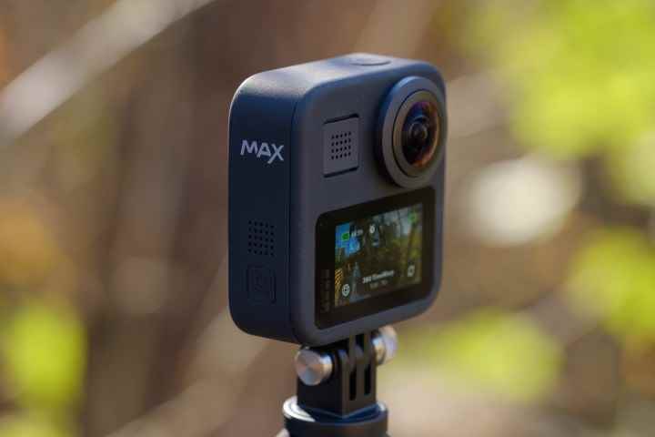 Ormanda tripod üzerinde bir GoPro Max.