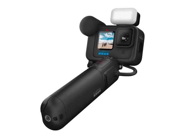 Beyaz bir arka plana karşı aksesuarlarla donatılmış bir GoPro Hero11 Black Creator Edition.