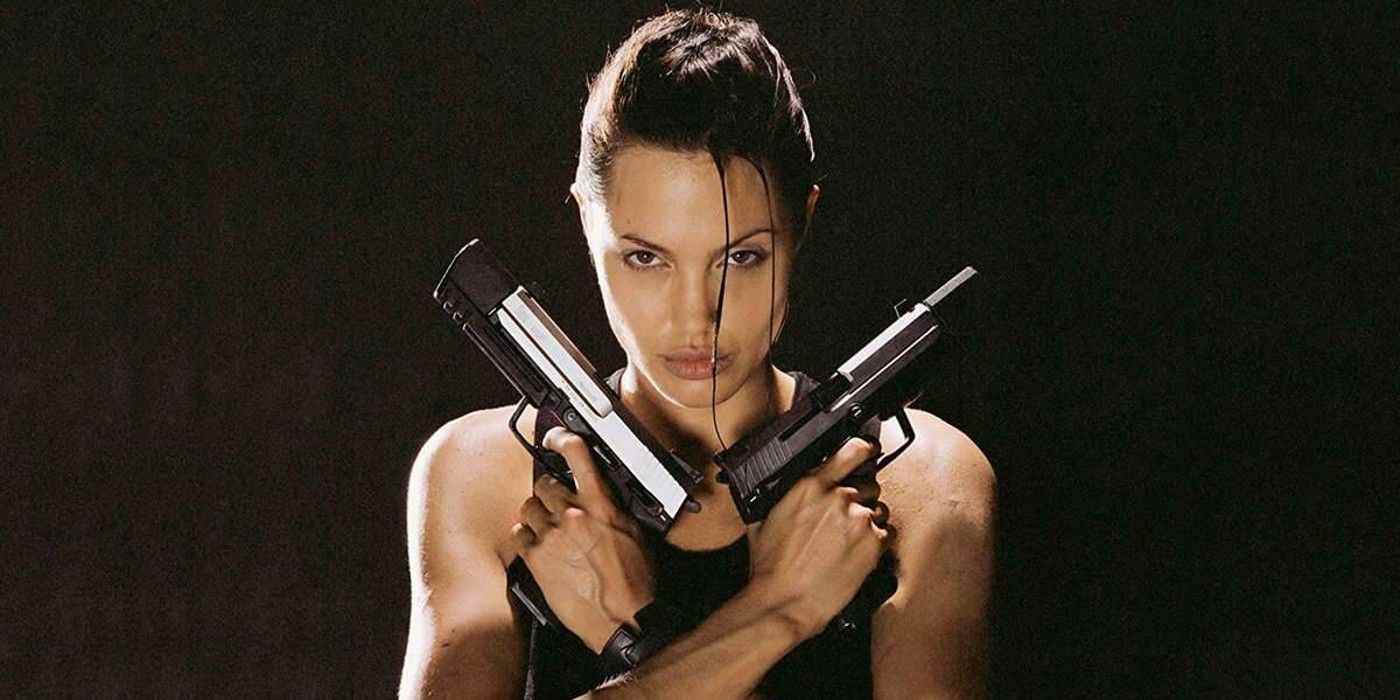 Angelina Jolie, Lara Croft: Tomb Raider'da tabanca tutuyor.