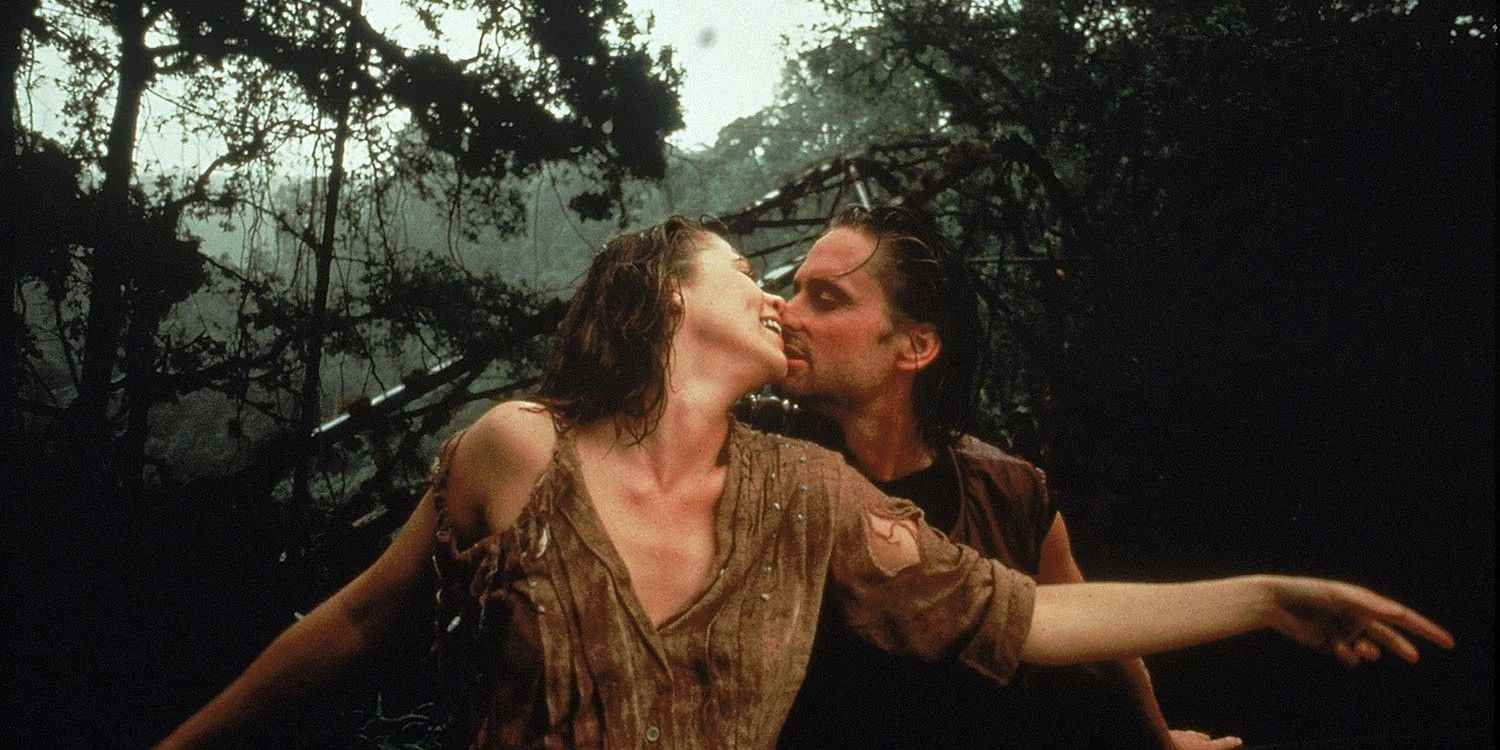 Joan ve Jack, Romancing the Stone'da ormanda yağmurda öpüşürler.