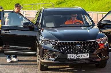 AvtoVAZ Başkanının yeni resmi arabası fotoğraflandı: Birçok Rus gibi Maxim Sokolov da siyah crossover'ı tercih ediyor
