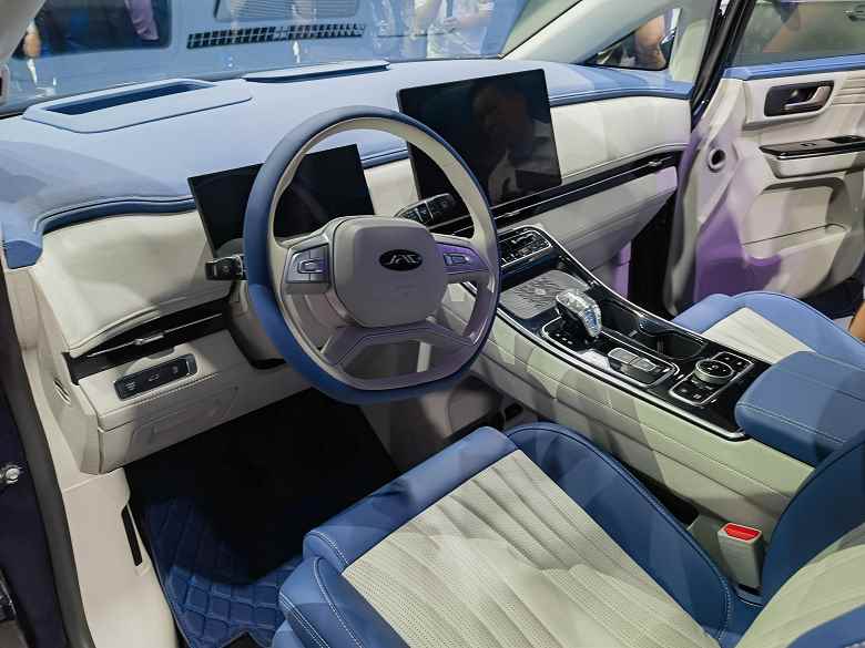 Toyota Alphard'ın defneleri: MUSE platformunda 421 hp kapasiteli ilk lüks minivan Rusya'da görünecek - JAC Refine RF8