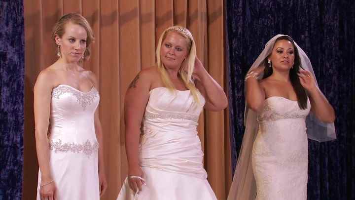 Bridalplasty'den bir sahnede gelinlik giymiş üç kadın.