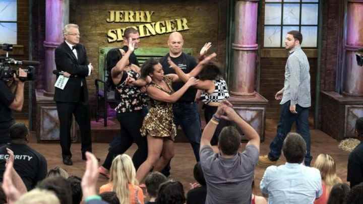 Jerry Springer Show'un bir bölümünde sahnede kavga çıkıyor.