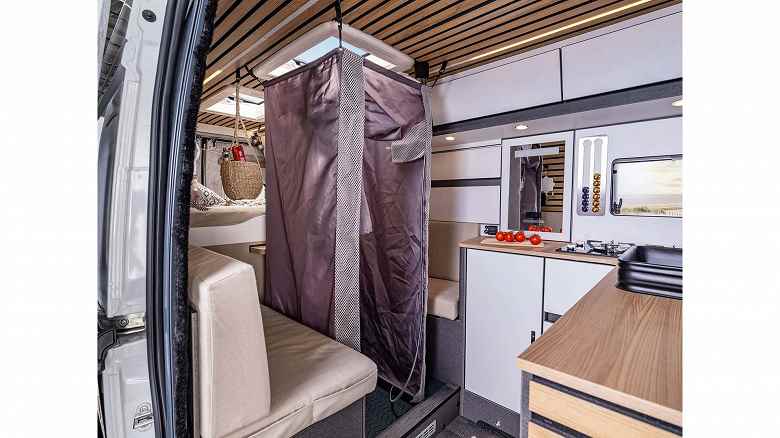 Küçük bir karavanda çift kişilik yatak, mutfak, tuvalet, banyo ve duş.  CaraLife 630 LQ tanıtıldı