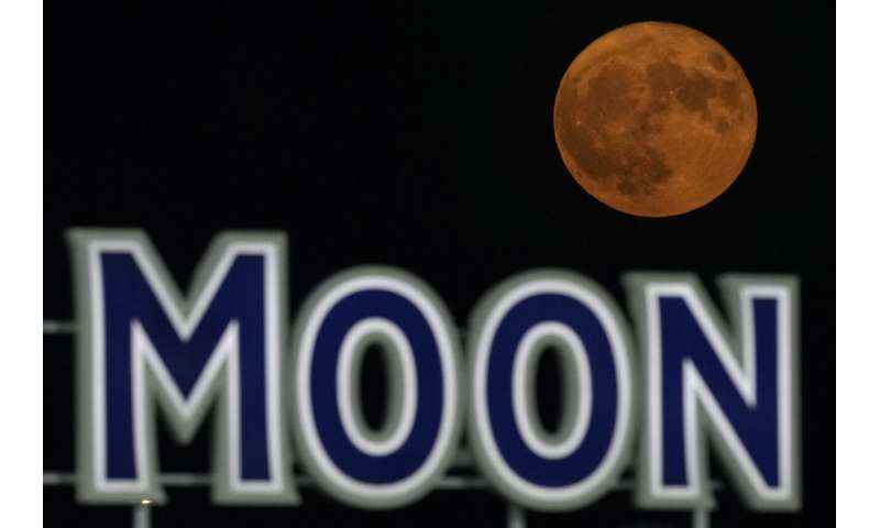 Nadir mavi süper ay, yılın en yakın dolunayında bu hafta gece gökyüzünü aydınlatıyor